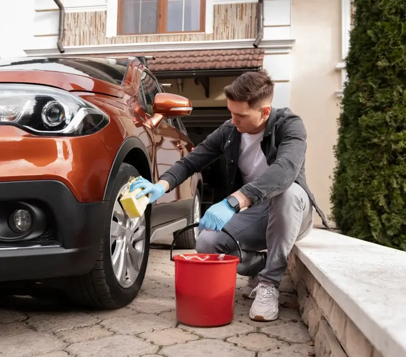 Lavage auto à domicile Le Castellet : professionnel intervenant sur un véhicule